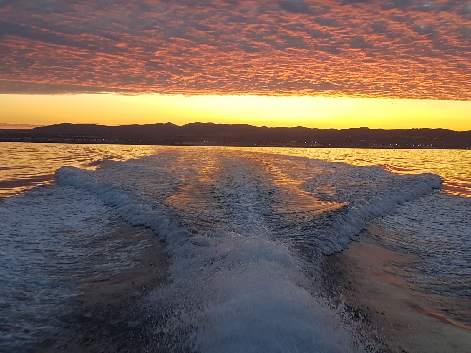 Alba mozzafiato con l’arrivo della nave AIDA PERLA